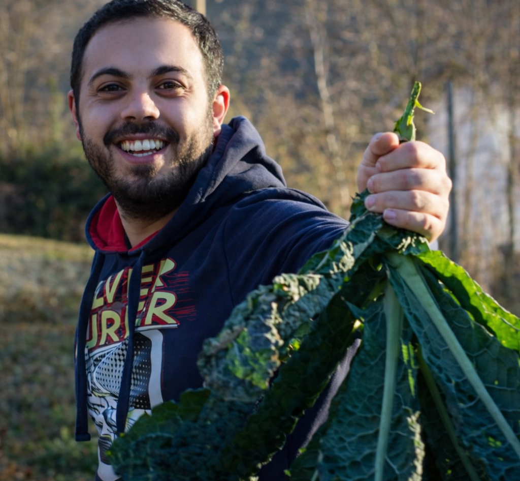 uomo con kale in un parco